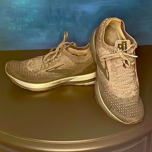 Brooks mens tennis shoes